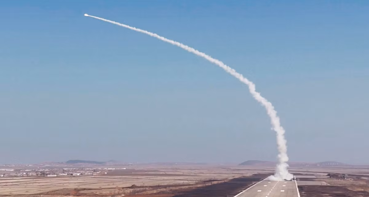 Một đánh giá của Trung tâm Nghiên cứu Chiến lược và Quốc tế (CSIS) năm 2017 đã ghi nhận, Pongae-5 có thể gây ra "sự mất mát lợi thế của Mỹ”. Nhà lãnh đạo Triều Tiên Kim Jong Un đã gọi hệ thống mang tính bước ngoặt này là hệ thống sẽ "hoàn toàn phá hỏng giấc mơ thống trị không phận của kẻ thù". Ảnh: @NK News. 