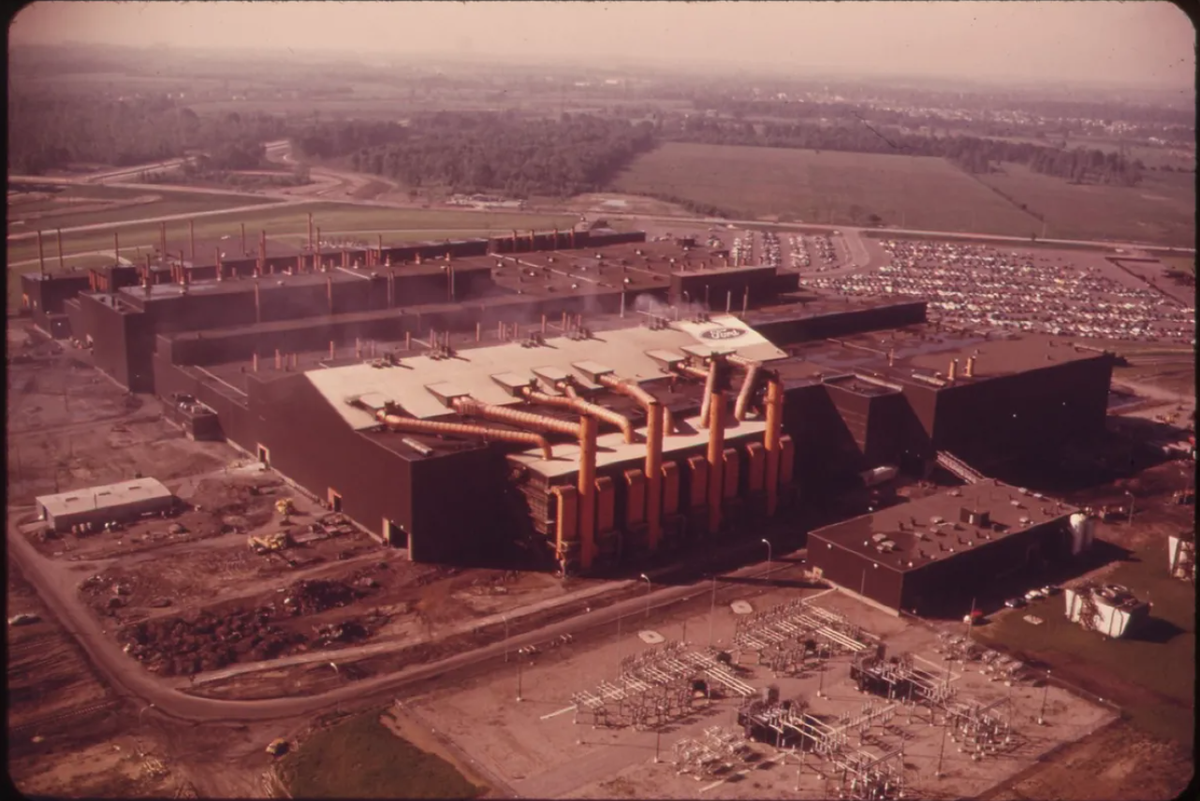 Williams là một nhân viên 25 tuổi tại nhà máy đúc Litton Industries của Ford Motor Company ở Flat Rock, Michigan. Vào ngày 25/1/1979, anh đang làm việc với một hệ thống thu hồi phụ tùng di chuyển các sản phẩm đúc. Ảnh: @Joe Clark.
