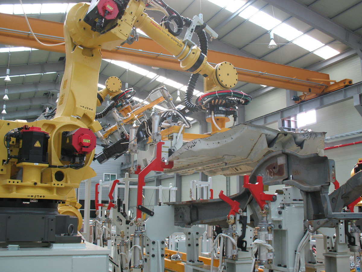 Trong cuốn sách “When Robots Kill: Artificial Intelligence Under Criminal Law”, Gabriel Hallevy đã giải thích một cách giật gân: “Con robot đã nhầm lẫn khi xác định nhân viên là mối đe dọa đối với nhiệm vụ của nó, và nó tính toán rằng, cách hiệu quả nhất để loại bỏ mối đe dọa này là đẩy công nhân vào một cỗ máy bên cạnh”. Ảnh: @autoevolution.