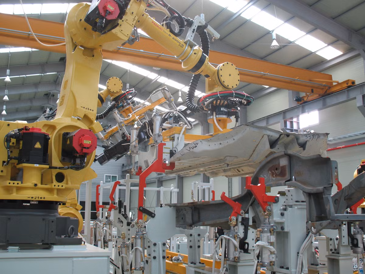 Trong cuốn sách “When Robots Kill: Artificial Intelligence Under Criminal Law”, Gabriel Hallevy đã giải thích một cách giật gân: “Con robot đã nhầm lẫn khi xác định nhân viên là mối đe dọa đối với nhiệm vụ của nó, và nó tính toán rằng, cách hiệu quả nhất để loại bỏ mối đe dọa này là đẩy công nhân vào một cỗ máy bên cạnh”. Ảnh: @autoevolution.