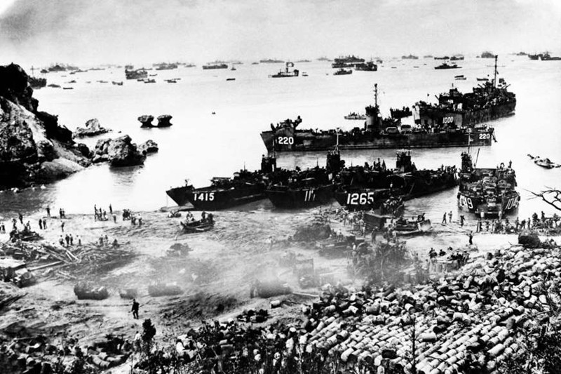 Tàu chiến Mỹ ở Okinawa khi quân Mỹ đổ bộ vào Nhật Bản năm 1945.