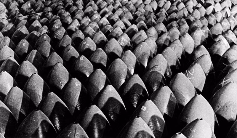 Những quả bom trong một nhà máy sản xuất vũ khí năm 1940.
