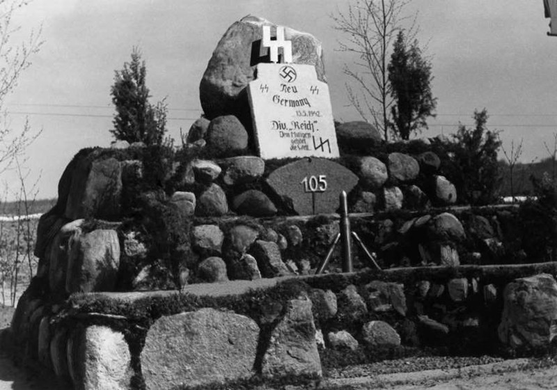 Một đài tưởng niệm chiến tranh ở Liên Xô năm 1942.