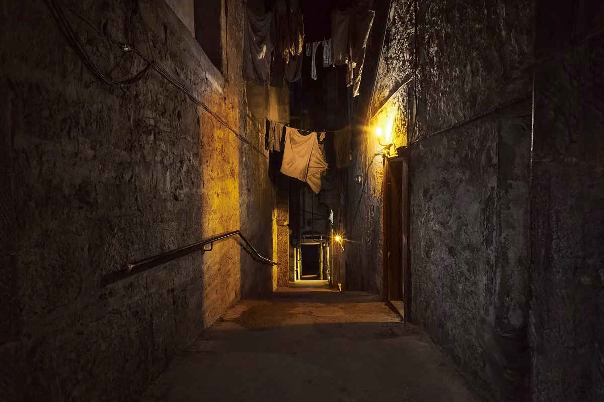 Chịu đựng khủng khiếp trong trận dịch hạch vào giữa những năm 1600, khu vực này đã bị bỏ hoang một phần, nhưng những người bị nhiễm bệnh cũng bị bỏ lại. Nhiều người trong số họ đã chết một cách bi thảm, vì căn bệnh khủng khiếp này. Ảnh: @realmarykingsclose.