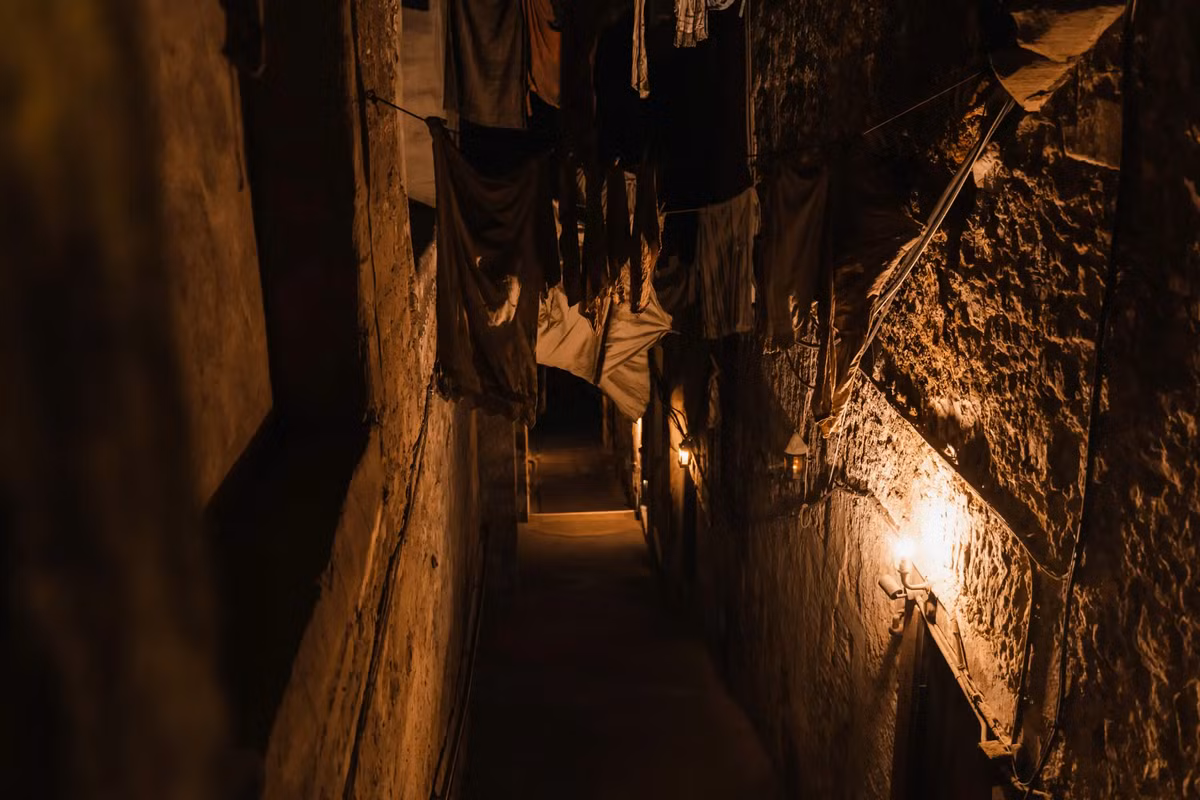 Ở Mary King's Close, hồn ma của những số phận tội nghiệp này vẫn ám ảnh các ngôi nhà và góc tối của mê cung dưới lòng đất cho đến ngày nay. Ảnh: @realmarykingsclose.