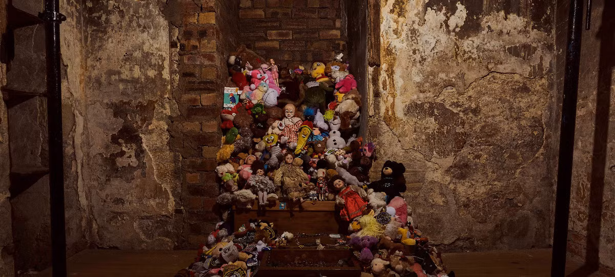 Cảm động trước cô bé này, nhà ngoại cảm Nhật Bản đã để lại cho cô bé một con búp bê, và kể từ đó, du khách đến Mary King's Close đều để lại quà cho cô bé trong căn phòng - nơi hồn ma cô bé được nhìn thấy lần đầu tiên. Ảnh: @Creators Syndicate.