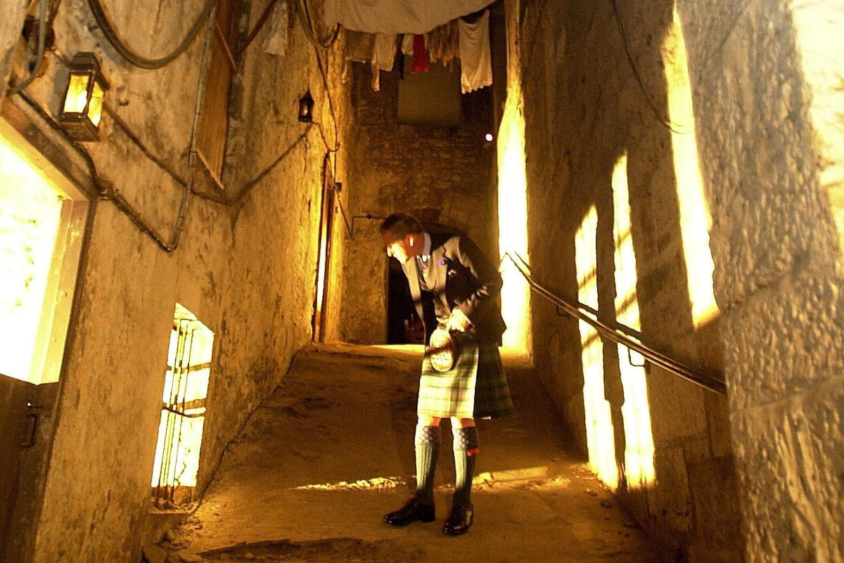 Hồn ma nổi tiếng nhất là của một cô bé. Lần đầu tiên được một nhà ngoại cảm Nhật Bản phát hiện vào những năm 1990, hồn cô bé này được nhìn thấy đang khóc ở góc phòng. Hỏi tại sao cô bé buồn, cô bé muốn biết con búp bê của mình ở đâu và cô bé cô đơn khi không có nó. Ảnh: @Edinburgh News.