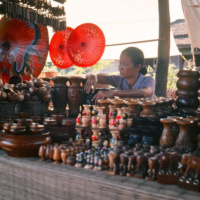 Người phụ nữ Thái Lan bên quầy bán hàng lưu niệm của mình. Ảnh: sina.com.cn.