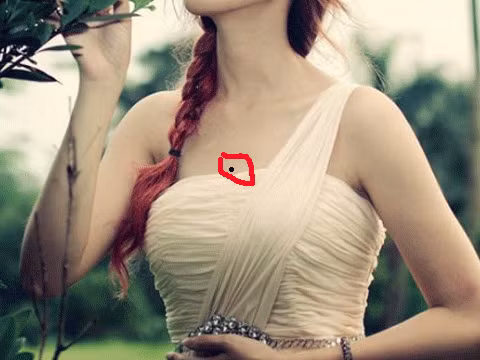  Nốt ruồi ở ngực: Người có nốt ruồi ở vị trí này là người có phúc mệnh, có thể nắm trong tay quyền lực lớn về kinh tế và thường gặp may mắn trong cuộc đời. Người có nốt ruồi ở ngực thường có đầu óc nhạy bén, rất giỏi làm kinh tế chính vì thế tài vận của họ luôn dồi dào, cả đời không lo thiếu ăn thiếu mặc, hơn nữa con cái do họ sinh ra cũng là những người tài hoa , thông minh. Ảnh: sohu.com.