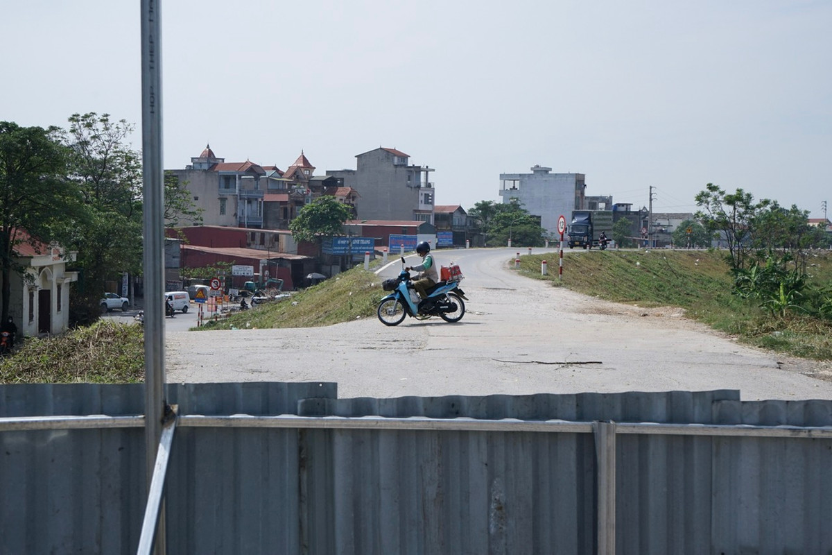 Do cấm đường, nhiều phương tiện đã phải quay đầu xe.