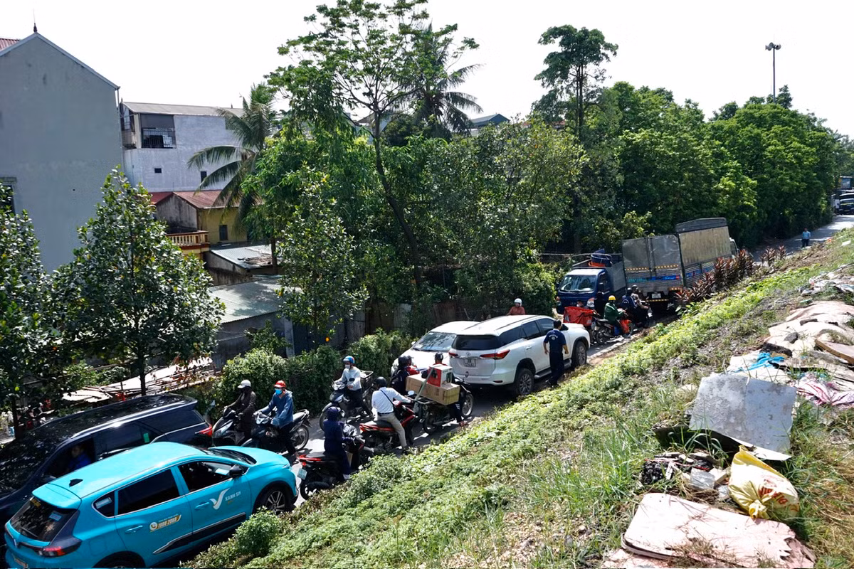 Các phương tiện đành phải di chuyển tuyến đường dưới chân đê , có lúc đã xung đột giao thông gây ùn tăc.