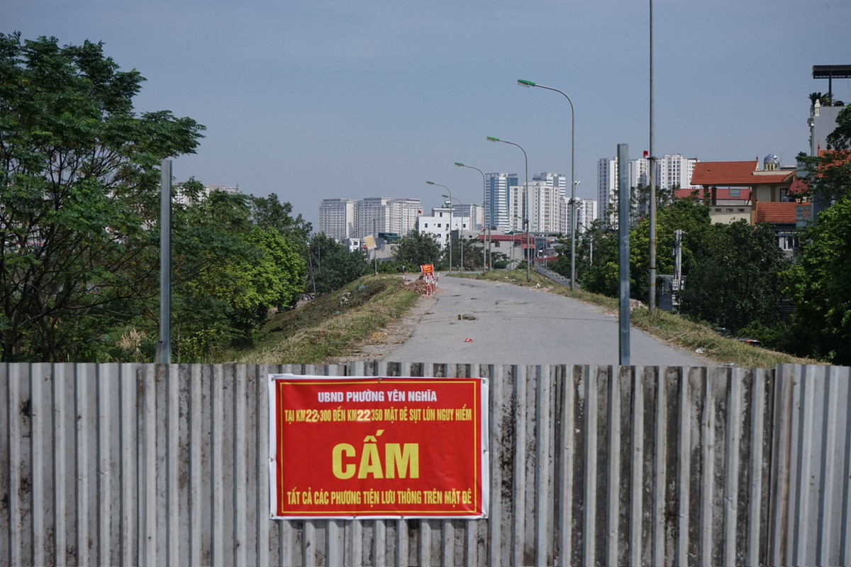 Ngày 25/10, UBND quận Hà Đông cho biết, lực lượng chức năng đã phối hợp với UBND phường Yên Nghĩa dựng rào chắn trên đoạn đê sông Tả Đáy, đoạn qua phường Yên Nghĩa.