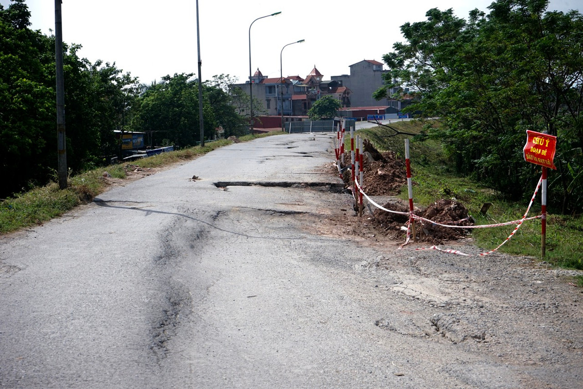 Nguyên nhân do xuất hiện 3 điểm sụt lún, có nguy cơ mất an toàn giao thông.