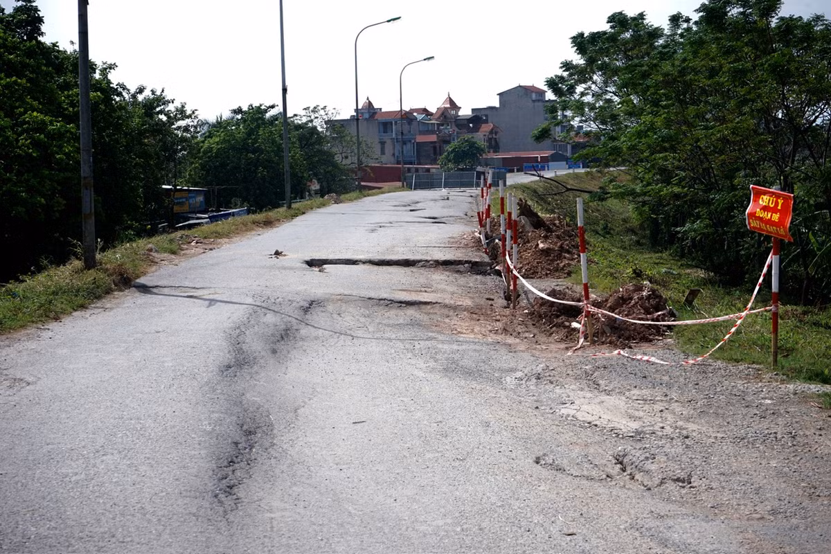 Nguyên nhân do xuất hiện 3 điểm sụt lún, có nguy cơ mất an toàn giao thông.