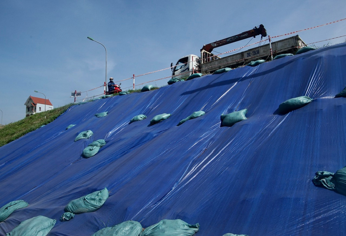 Nhiều điểm sụt lún nhẹ đã được gia cố bằng nhiều bao cát và phủ bạt.