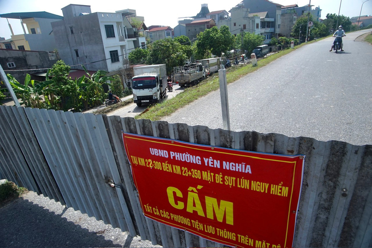 Để đảm bảo an toàn, các đơn vị liên ngành kiểm tra, rà soát, cảnh báo người dân và các phương tiện không đi qua khu vực xảy ra sự cố sụt lún.