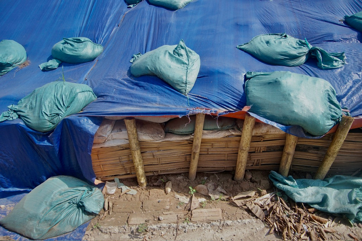 Các bao cát được gia cố cho đê Yên Nghĩa. 