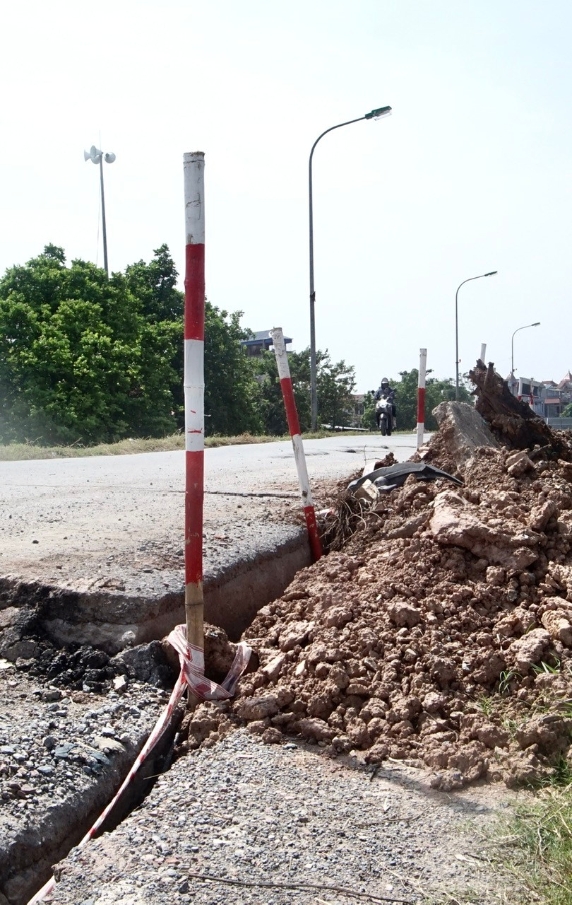 Trên mặt đê xuất hiện nhiều vết gãy.