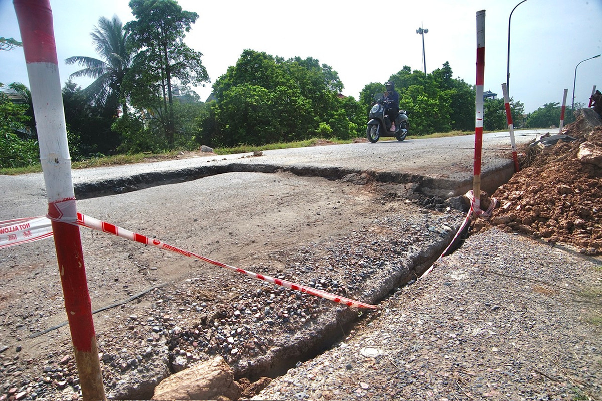 ... và từ K22+300 - K22+335.