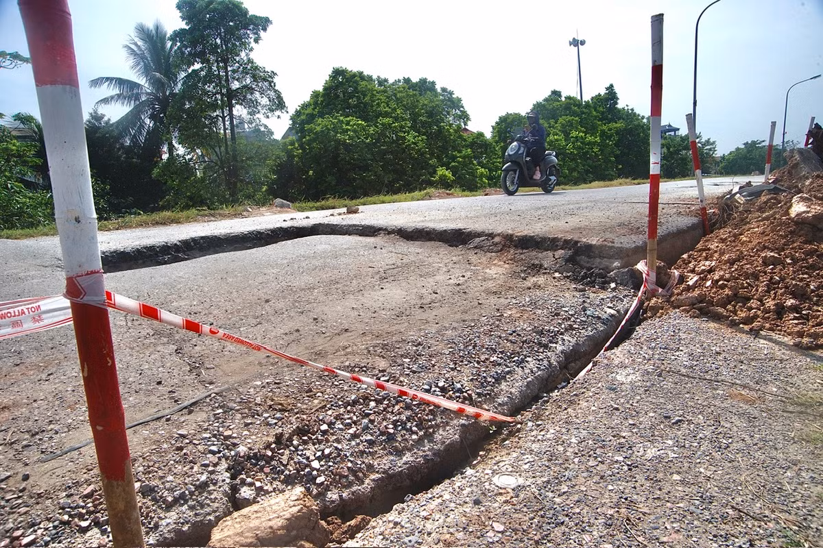 ... và từ K22+300 - K22+335.