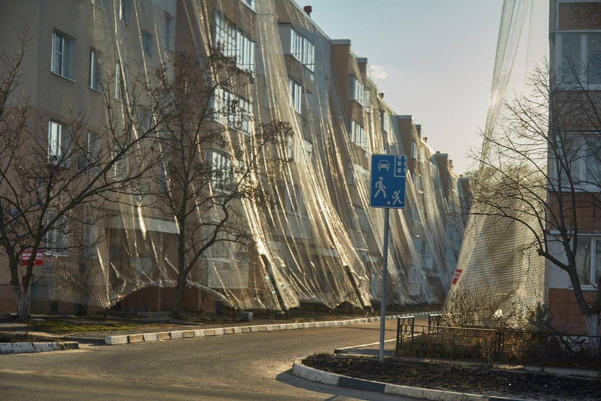 Những hình ảnh do nhiếp ảnh gia địa phương Olga Klyuchkareva chụp đã xuất hiện trên mạng xã hội, cho thấy một số tòa nhà cao tầng đã được phủ lưới chống UAV mới. Ảnh: @Olga Klyuchkareva.