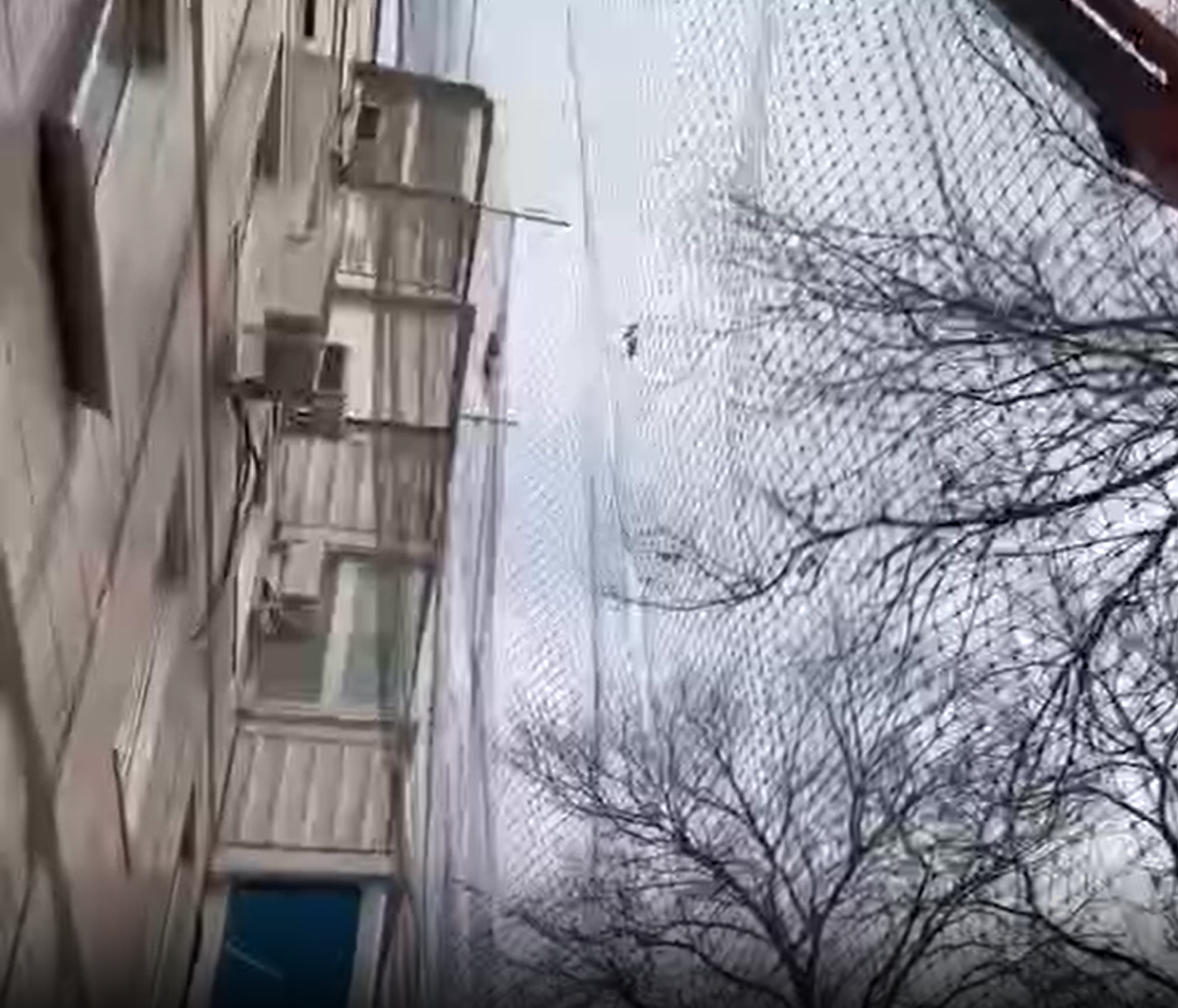 Hãng truyền thông Dzen của Nga đưa tin: "Việc lắp đặt lưới làm bằng vật liệu tổng hợp bền này cho phép chặn lại các mảnh UAV vỡ nhỏ, làm chậm tốc độ rơi của các mảnh vỡ lớn hơn, giảm thiểu khả năng thương vong và tàn phá”. Ảnh: @Alexey Datskovsky, BelPressa.