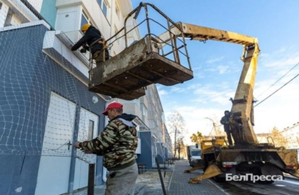 “Trong thành phố biên giới Shebekino của Nga, khoảng 35 tòa nhà cao tầng đã được phủ bằng các tấm lưới như vậy”, kênh Telegram của Russian Military Chronicle đưa tin. Ảnh: @Alexey Datskovsky, BelPressa.