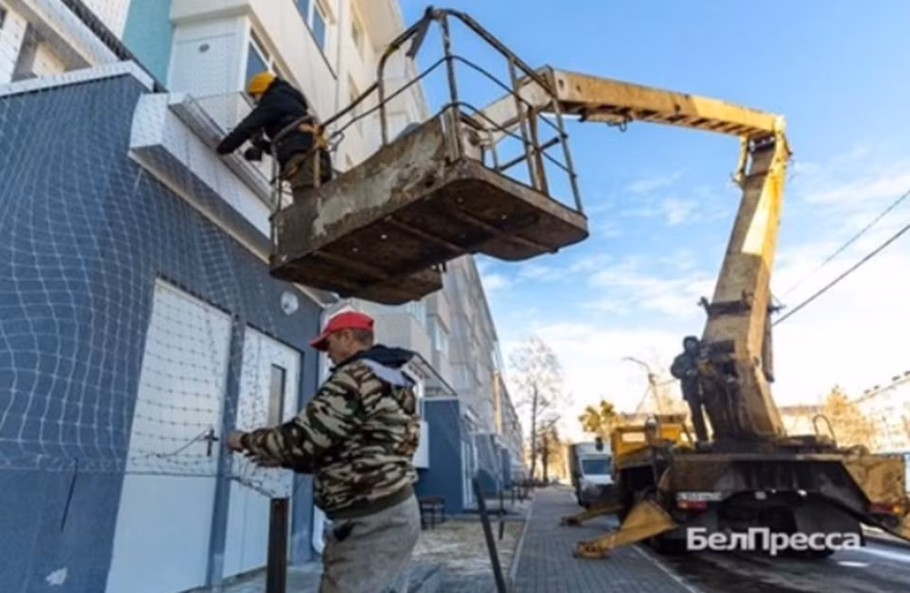 “Trong thành phố biên giới Shebekino của Nga, khoảng 35 tòa nhà cao tầng đã được phủ bằng các tấm lưới như vậy”, kênh Telegram của Russian Military Chronicle đưa tin. Ảnh: @Alexey Datskovsky, BelPressa.