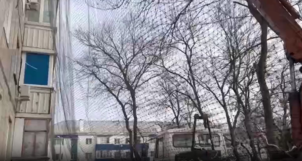 Vì theo Vyacheslav Gladkov, biện pháp như vậy sẽ không bền, vì vào mùa đông, lưới bị tuyết làm tắc nghẽn và lưới có thể bị vỡ dưới sức nặng của tuyết. Ảnh: @Alexey Datskovsky, BelPressa.