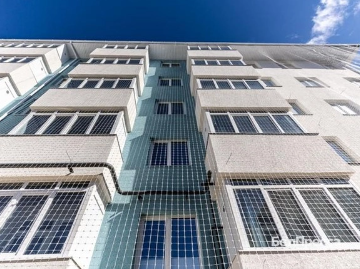 Thực tế, hệ thống lưới che này ở Shebekino là kết quả của chương trình bảo vệ mà thống đốc thành phố Vyacheslav Gladkov khởi xướng vào tháng 11 năm 2024. Đến hôm nay, phương án này đã đi vào áp dụng thực tế. Ảnh: @Alexey Datskovsky, BelPressa.