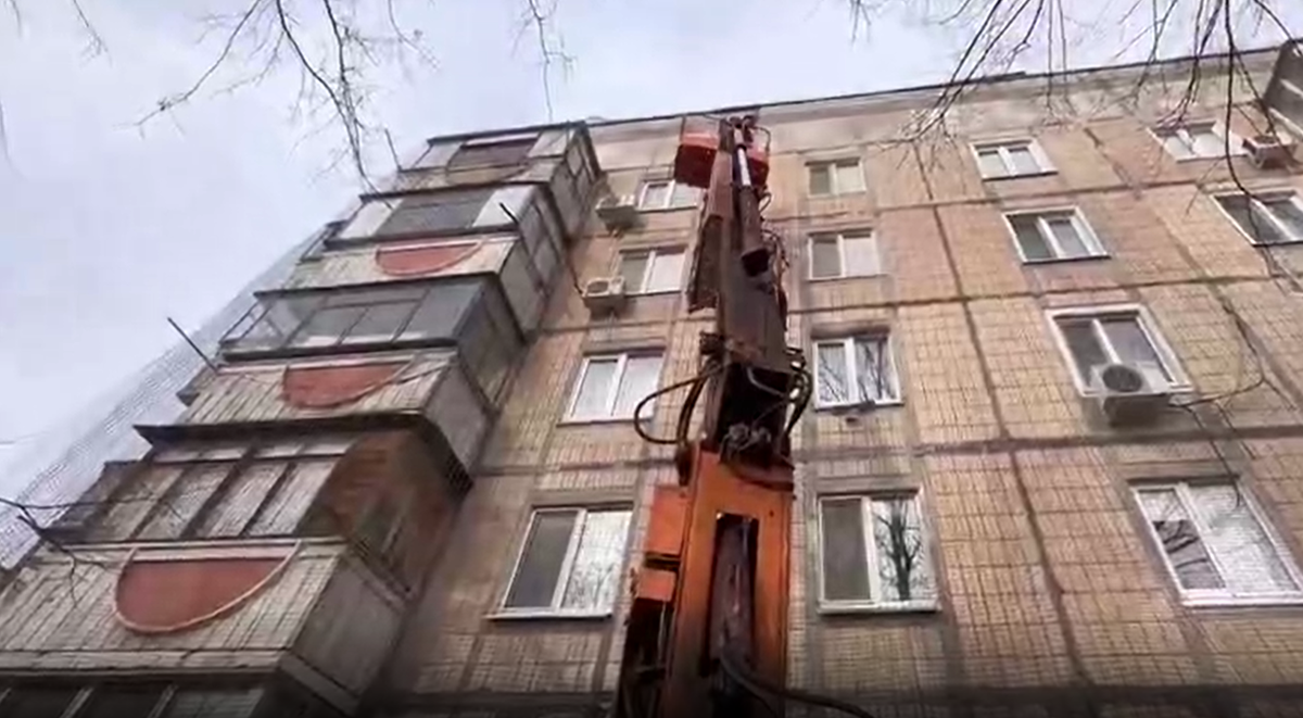 Tuy nhiên, biện pháp này không phải là không có sai sót. Máy bay không người lái góc nhìn thứ nhất (FPV) có khả năng kích nổ đục lỗ trên những tấm lưới này, cho phép các phương tiện FPV khác xâm nhập sâu vào. Lưới cũng sẽ không bảo vệ được trước đạn pháo hoặc các cuộc không kích lớn. Ảnh: @Alexey Datskovsky, BelPressa.