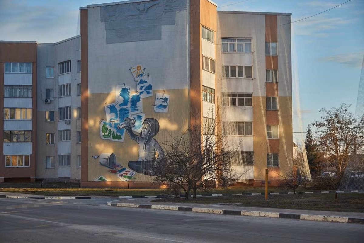 Những tấm lưới được gắn vào đỉnh của các tòa nhà chung cư nhiều tầng, và rủ xuống hướng ra ngoài đường phố bên dưới. Ảnh: @Olga Klyuchkareva.