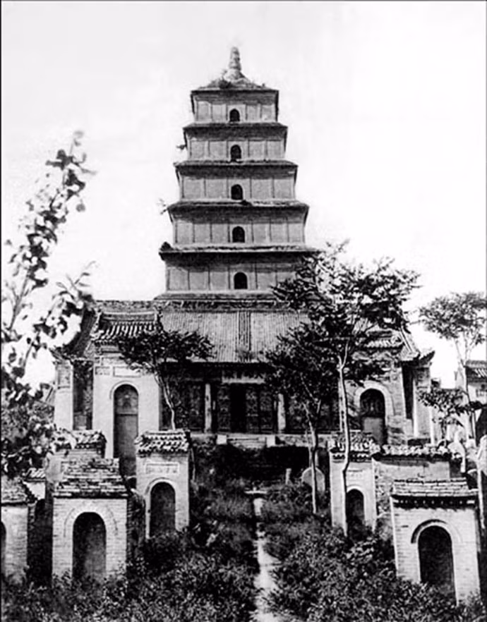 Tháp Đại Nhạn ở Tây An thuộc tỉnh Thiểm Tây. Tháp được xây vào năm 652 cao 64 m, là nơi cất giữ bản dịch kinh Phật của Đường Tam Tạng sau khi ông trở về từ đất Phật. Tháp cũng là một trong những di sản văn hóa thế giới.