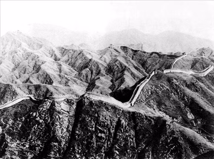 Vạn Lý Trường Thành - bức tường thành nổi tiếng của Trung Quốc được xây dựng từ thế kỷ thứ 5 trước công nguyên cho đến thế kỷ thứ 16. Phần tường thành nổi tiếng nhất là do hoàng đế đầu tiên của Trung Quốc Tần Thủy Hoàng xây dựng từ năm 220 trước công nguyên. Năm 1987, Vạn Lý Trường Thành trở thành di sản văn hóa thế giới.