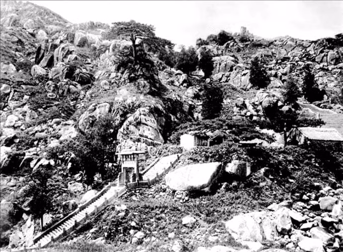 Những bậc thang đá ở núi Thái Sơn thuộc tỉnh Sơn Đông. Thái Sơn là một trong năm ngọn núi thiêng của Trung Quốc với 6.600 bậc đá. Ngày nay núi Thái Sơn được công nhận là di sản thiên nhiên thế giới.