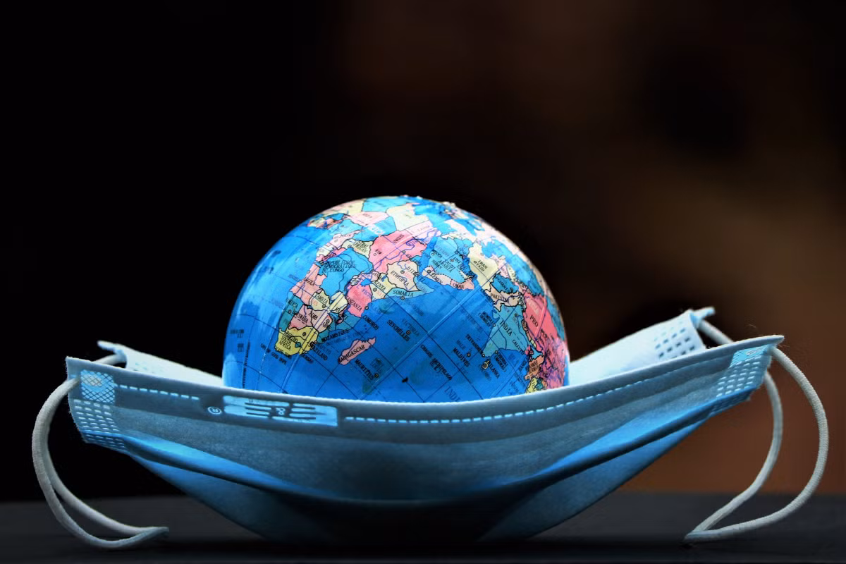 Có 26 họ virus được biết là có thể lây nhiễm cho con người; trong số 5 sự kiện đại dịch kể từ năm 1900, tất cả đều liên quan đến cúm hoặc vi-rút corona, và khả năng xuất hiện của đại dịch tiếp theo là không bị bỏ qua. Ảnh: @IUCN.