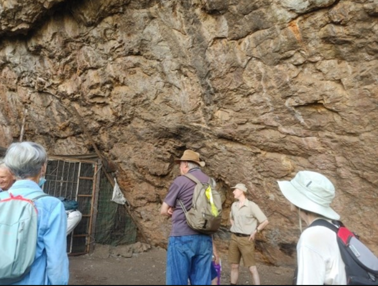 Cụ thể, tại Hang Kruger ở Nam Phi, các chuyên gia đã tìm thấy một mẫu xương đùi linh dương cổ niên đại 7.000 năm, và nó được lưu giữ tại Khoa Khảo cổ học của Đại học Witwatersrand. Ảnh: @Octopus, CC-BY-SA-3.0.