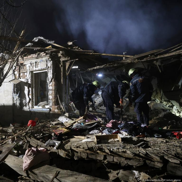 UAV cảm tử Geran-2 (hay Shahed-136 do Iran phát triển), đã trở thành một vũ khí tấn công điển hình, thường xuyên trong chiến dịch tấn công tầm xa của Nga chống lại Ukraine. Trong vài năm qua, Geran-2 cũng là mối đe dọa trên bầu trời của nhiều quốc gia ở Trung Đông, từ Ả Rập Saudi đến Các Tiểu vương quốc Ả Rập Thống nhất đến Israel. Ảnh: @DW.