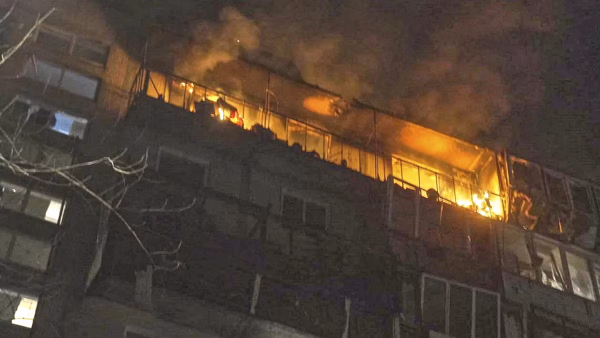 Chính quyền địa phương Zaporizhzhia cho biết, có 12 người phải đi cấp cứu vì nhiều vết thương khác nhau sau vụ tấn công UAV này. Ảnh: @Cơ quan Dịch vụ Khẩn cấp Ukraine.