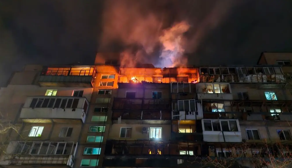 Trong một tuyên bố, Thống đốc Odessa Oleh Kiper đã xác nhận thiệt hại lớn đối với cơ sở hạ tầng dân sự, bao gồm các tòa nhà chung cư, một trung tâm mua sắm và một số cửa hàng. Ảnh: @Roman Petushkov. 