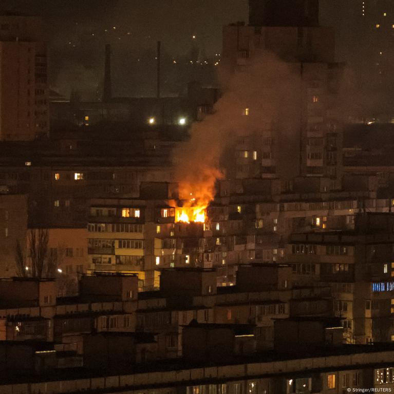 Còn tại Kropyvnytskyi, UAV cảm tử Shahed-136 đã làm bị thương ít nhất mười người, gây thiệt hại cho các tòa nhà dân cư và cơ sở hạ tầng đường sắt quan trọng. Ảnh: @DW.