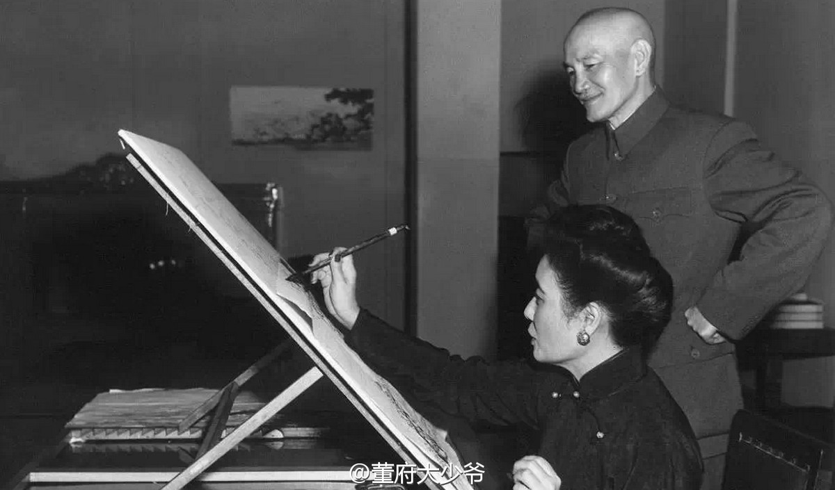 Cuốn sách “Chuyện mắt thấy tai nghe của những người phục vụ nhà họ Tưởng” được giữ kín trong nhiều năm ở Đài Loan cũng có nội dung liên quan đến việc này. Cuốn sách có đề cập đến việc ngày 26 tháng 7 năm 1929, trong bức điện báo gửi cho Trần Lập Phu Tưởng Giới Thạch có đề cập đến việc Tống Mỹ Linh bị sảy thai. Ảnh: Sina.com.cn.