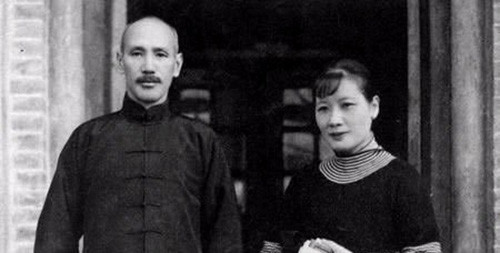 Có thể dùng một câu nói của Tống Khánh Linh để mô tả về quan hệ giữa Tưởng Giới Thạch và Tống Mỹ Linh: “Trước khi kết hôn, có thể khẳng định họ không có tình cảm với nhau, nhưng sau khi kết hôn tình cảm ngày một đậm sâu, có thể coi là một cặp vợ chồng ân ái”. Tống Mỹ Linh khi kết hôn với Tưởng Giới Thạch, trong một thời gian dài luôn mong muốn sinh con cho ông ta. Ảnh: Tieba.baidu.com.