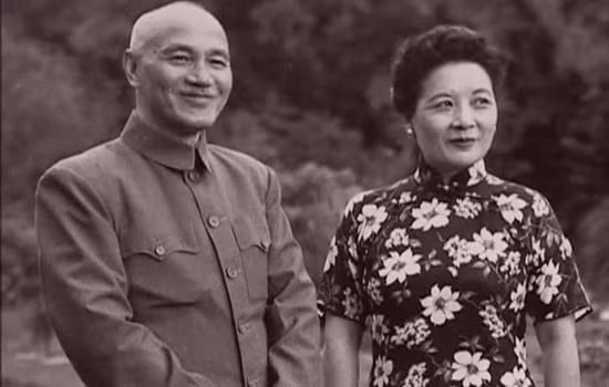 Nhà báo này viết rằng: “Khi Tưởng Giới Thạch giữa lúc chiến tranh căng thẳng tranh thủ thời gian về nhà, ông sẽ nhìn thấy “đệ nhất phu nhân” xinh đẹp nhất thế giới - Tống Mỹ Linh – bà thường xuyên cảm thấy cô đơn và buồn phiền. Nỗi buồn phiền của bà là do bà ngưỡng mộ những người phụ nữ Trung Quốc thông thường, càng ngưỡng mộ niềm vui hàng ngày của các gia đình bình thường. Bởi những phụ nữ bình thường họ có được kết tinh tình yêu của họ là những đứa con trai, những đứa con gái, chỉ có Tưởng phu nhân là chưa được hưởng niềm vui đó”. Ảnh: 51lishi.com.