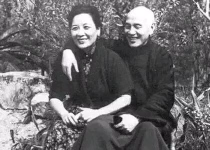 Tưởng Giới Thạch là người háo sắc nên vô cùng yêu thích Tống Mỹ Linh – người phụ nữ từng du học ở Mỹ và xuất thân từ gia đình danh giá. Thời kì đầu của hôn nhân, Tưởng Giới Thạch coi Tống Mỹ Linh như báu vật trong tay. Nhưng, Tống Mỹ Linh vẫn cảm thấy cô đơn, sự cô đơn bắt nguồn từ việc bà không thể làm được việc như những người phụ nữ Trung Quốc làm được. Tống Mỹ Linh buồn phiền vì việc không thể sinh con. Thời gian ở Nam Kinh, Tưởng Giởi Thạch phải bôn ba khắp nơi vì “Bắc Phạt”, nên Tống Mỹ Linh phải chịu cảnh cô đơn. Ảnh: Tieba.baidu.com.