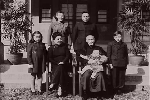 Khi trả lời phỏng vấn của nhà báo, Tống Mỹ Linh đã trả lời ngắn gọn: “Tôi luôn suy nghĩ về việc sinh con, bởi chỉ có như vậy tôi mới có thể trở thành một người phụ nữ đích thực, đồng thời việc trở thành một người mẹ giúp tôi thực hiện tốt hơn các nghĩa vụ xã hội. Nhưng đáng tiếc, tôi đến giờ vẫn chưa có đứa con nào cho riêng mình.” Ảnh: Sznews.com.