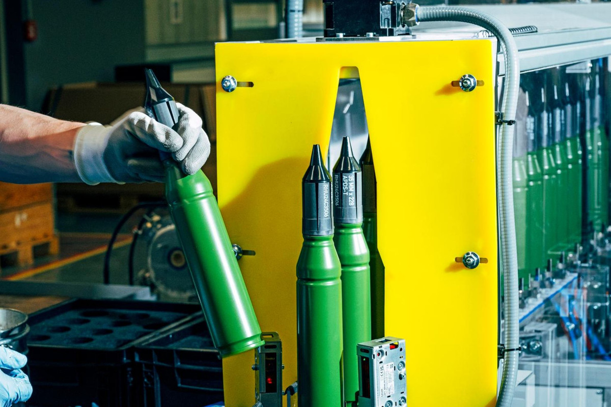 Tập đoàn Rheinmetall đã đầu tư vào tự động hóa và hệ thống sản xuất mô-đun để tăng cường hiệu quả, với mục tiêu thiết lập các tiêu chuẩn mới trong sản xuất đạn pháo. Công nghệ linh hoạt của nhà máy Werk Niedersachsen cho phép mở rộng sản xuất vượt quá con số 350.000 viên đạn pháo, một khả năng quan trọng nếu các cuộc xung đột gia tăng. Tuy nhiên, sự tăng tốc nhanh chóng này đặt ra câu hỏi về tính bền vững trong dài hạn. Ảnh: @Capital.