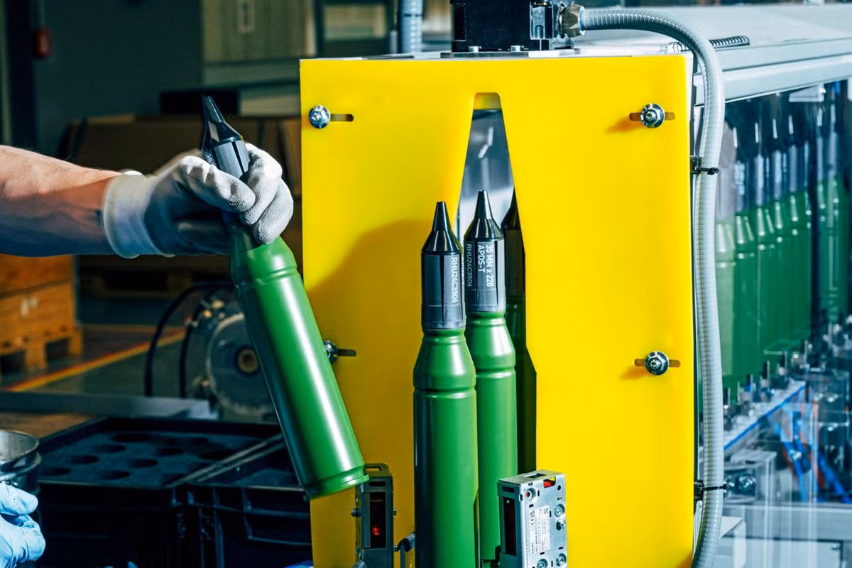 Tập đoàn Rheinmetall đã đầu tư vào tự động hóa và hệ thống sản xuất mô-đun để tăng cường hiệu quả, với mục tiêu thiết lập các tiêu chuẩn mới trong sản xuất đạn pháo. Công nghệ linh hoạt của nhà máy Werk Niedersachsen cho phép mở rộng sản xuất vượt quá con số 350.000 viên đạn pháo, một khả năng quan trọng nếu các cuộc xung đột gia tăng. Tuy nhiên, sự tăng tốc nhanh chóng này đặt ra câu hỏi về tính bền vững trong dài hạn. Ảnh: @Capital.