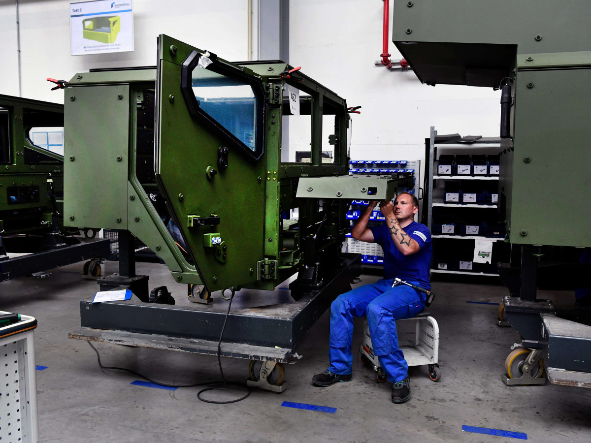 Giám đốc điều hành của Rheinmetall, Armin Papperger, đã nhấn mạnh sự cần thiết phải đạt được "chủ quyền chiến lược" trong sản xuất đạn pháo cỡ lớn. Và nhà máy Werk Niedersachsen sẽ tạo ra một chuỗi giá trị hoàn chỉnh tại Unterlüß, tập trung sản xuất đạn pháo, kíp nổ, thuốc nổ và thuốc phóng thuốc nổ ngay tại địa phương. Ảnh: @fr.de.