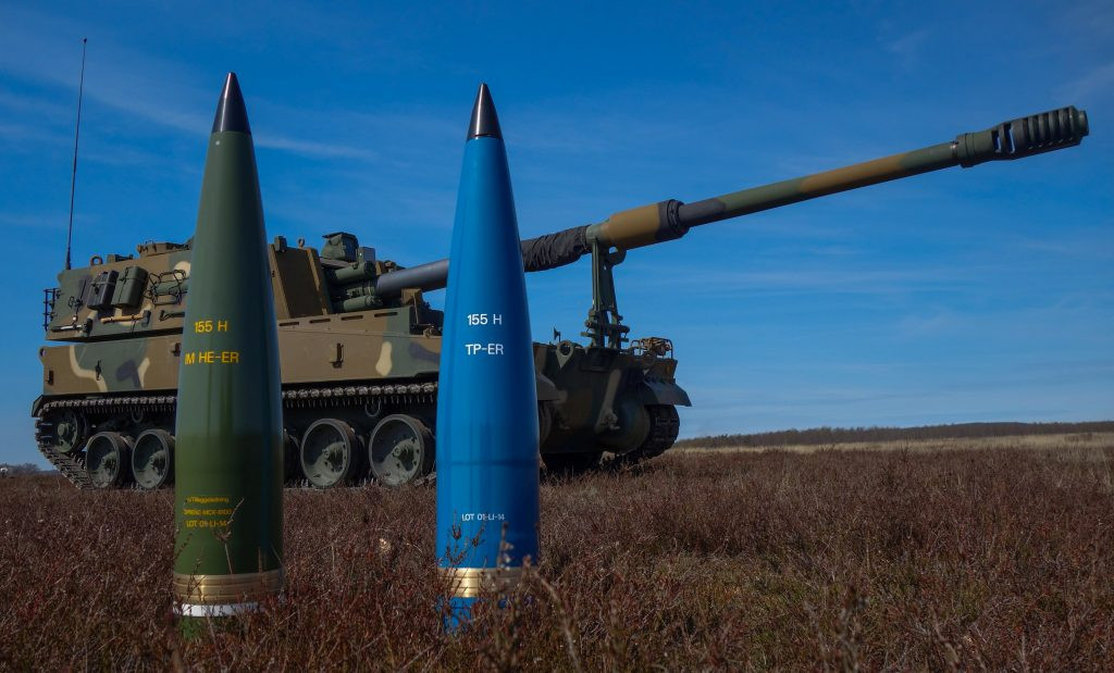 Chiến lược toàn cầu này giúp Rheinmetall trở thành một mắt xích quan trọng. Và vai trò của nhà máy ở Unterlüß trong cuộc đua này không thể bị đánh giá thấp. Đến năm 2026, nó sẽ trở thành cơ sở sản xuất đạn pháo lớn thứ hai tại châu Âu, chỉ sau cơ sở của Rheinmetall ở Tây Ban Nha, nơi sản xuất 450.000 viên đạn pháo mỗi năm. Sản lượng này không chỉ sẽ đáp ứng nhu cầu ngay lập tức của NATO, mà còn gửi thông điệp tới các đối thủ rằng, châu Âu đang nghiêm túc về quốc phòng của mình. Ảnh: @Nammo.